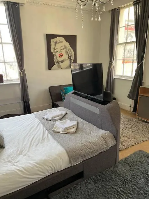 Russell Square Apartment Brighton