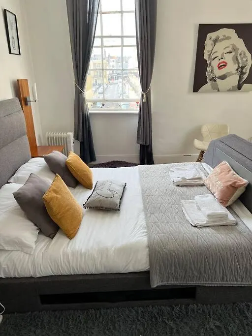 Russell Square Apartment Brighton